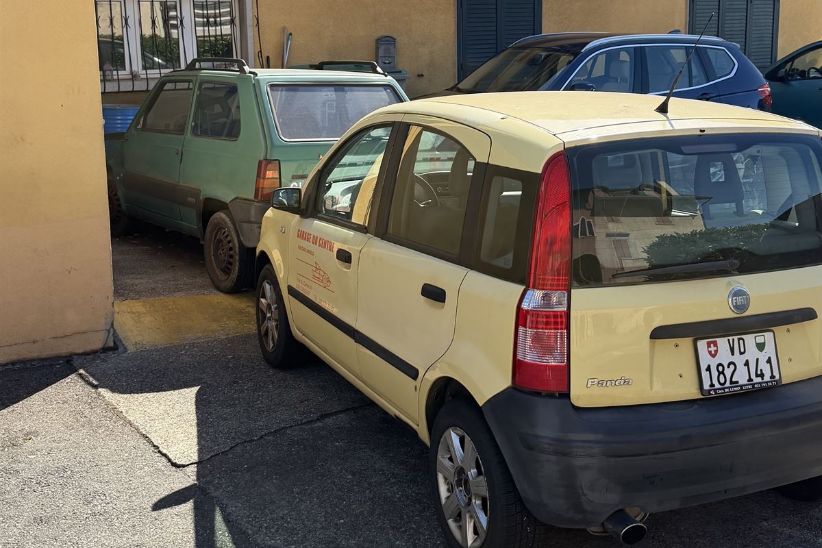Le véhicule de service aux couleurs du garage
